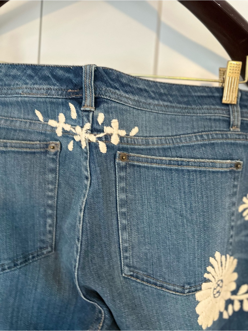 White House Black Market Blanc Floral Embroidered Bootcut Jeans 10 - Picture 5 of 6